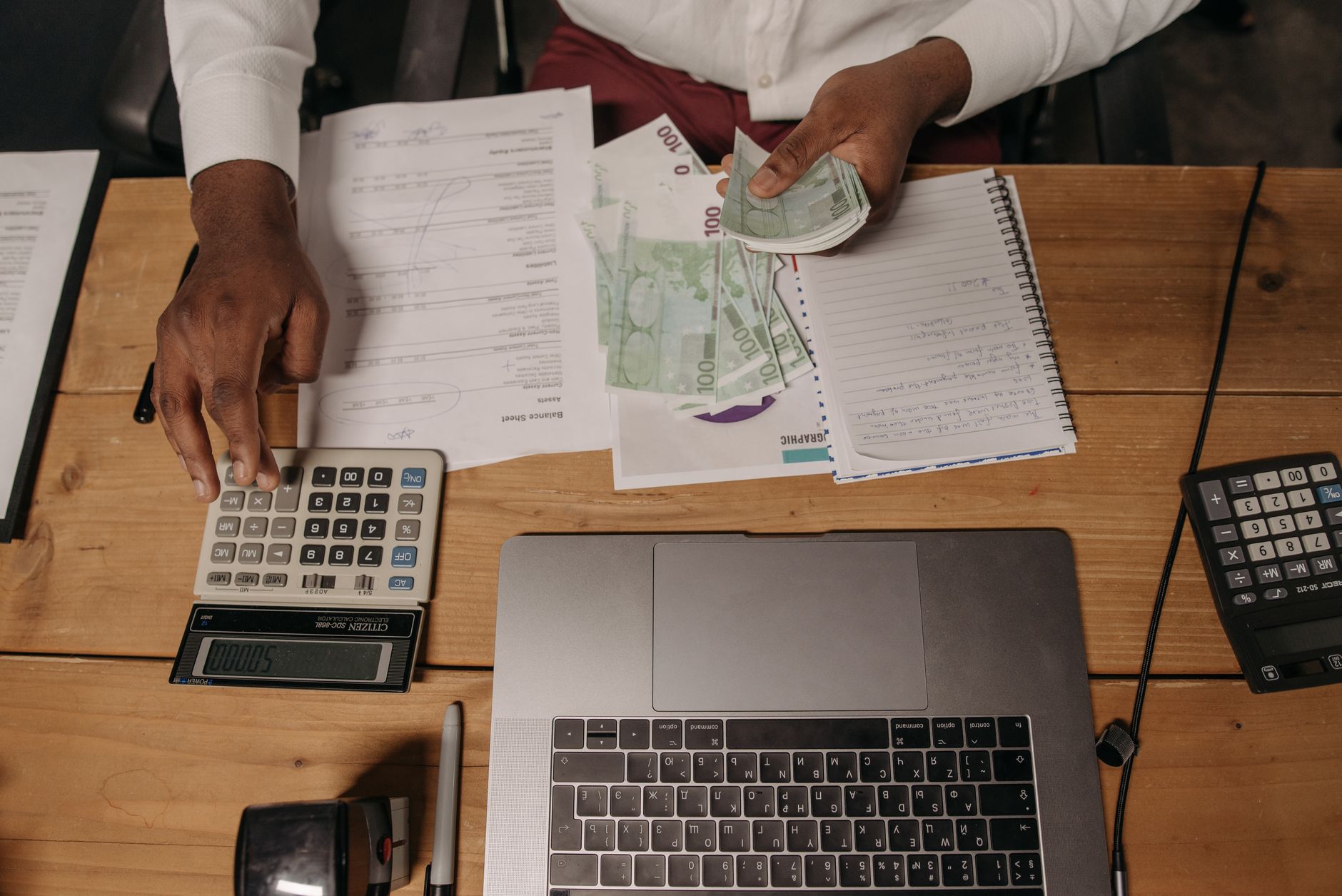 Travail à 80 % : calcul des heures par semaine et par mois en pratique — travailleur de bureau calculant des heures