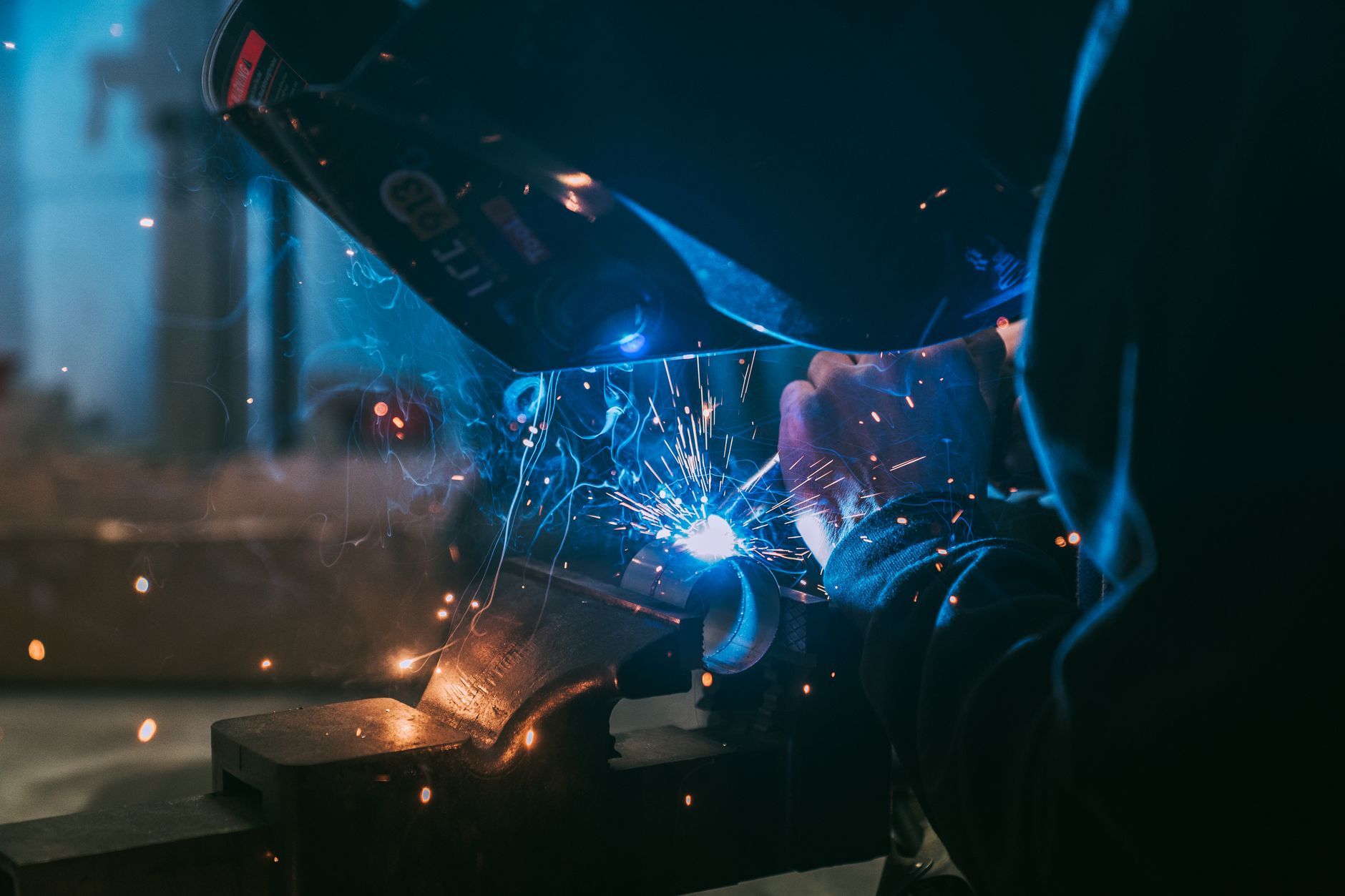 Formation soudeur et coûts réels : comprendre ce que vous payez — soudeur travaillant avec équipement de soudage