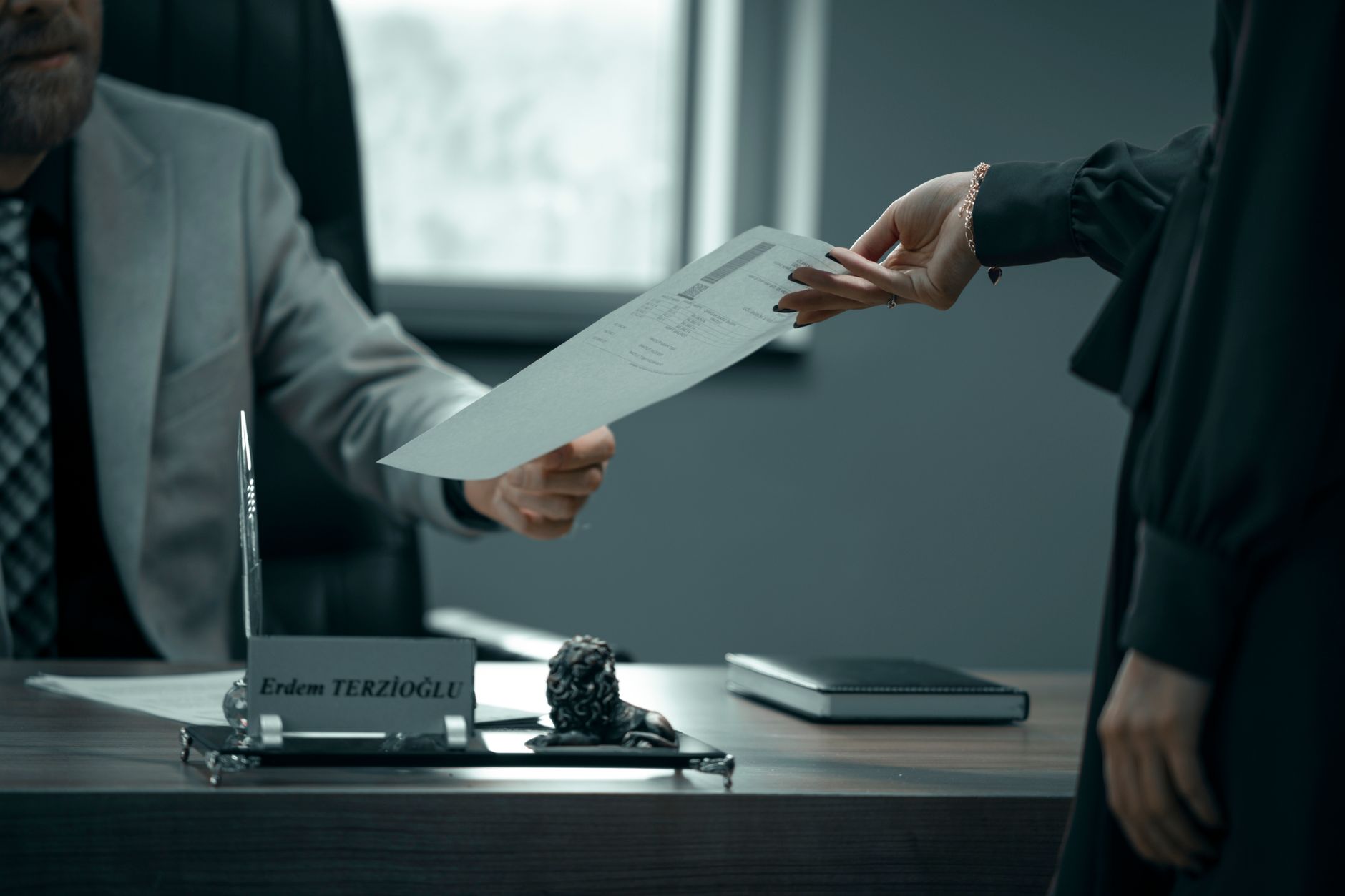 Conditions RSA en 2026 : qui peut réellement ouvrir un droit au revenu minimum ? — personne recevant des documents d'aide sociale