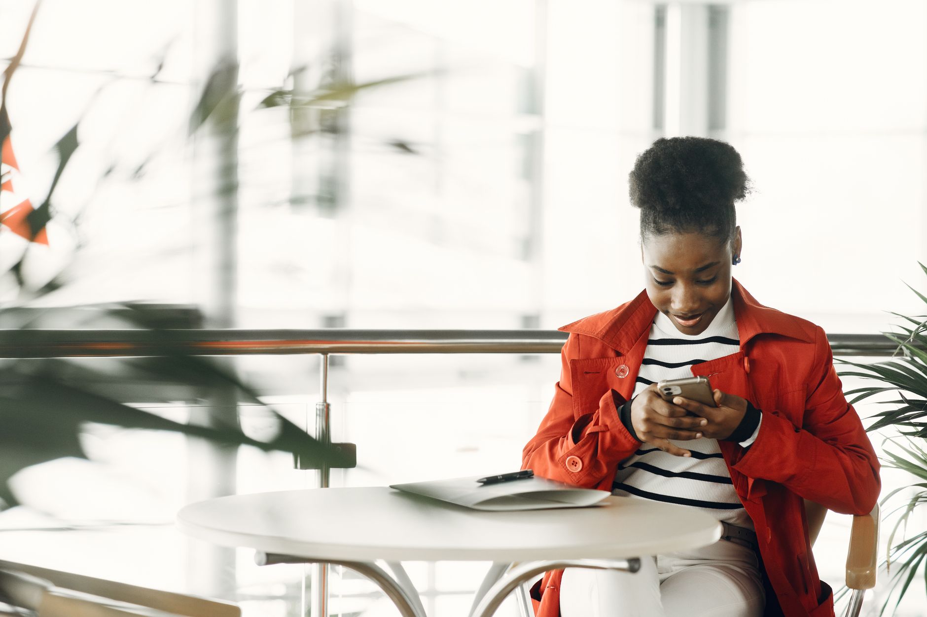 Où trouver son numéro allocataire CAF en ligne sur l’espace Mon Compte — personne utilisant smartphone pour vérifier compte