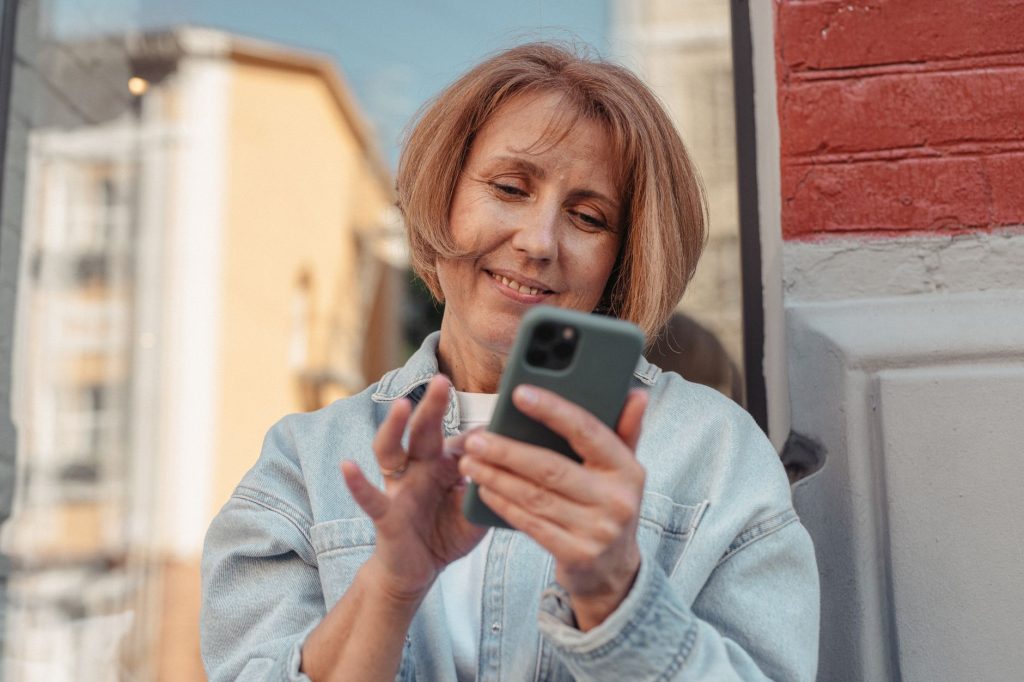 Où trouver son numéro d’allocataire — personne utilisant smartphone pour vérifier compte