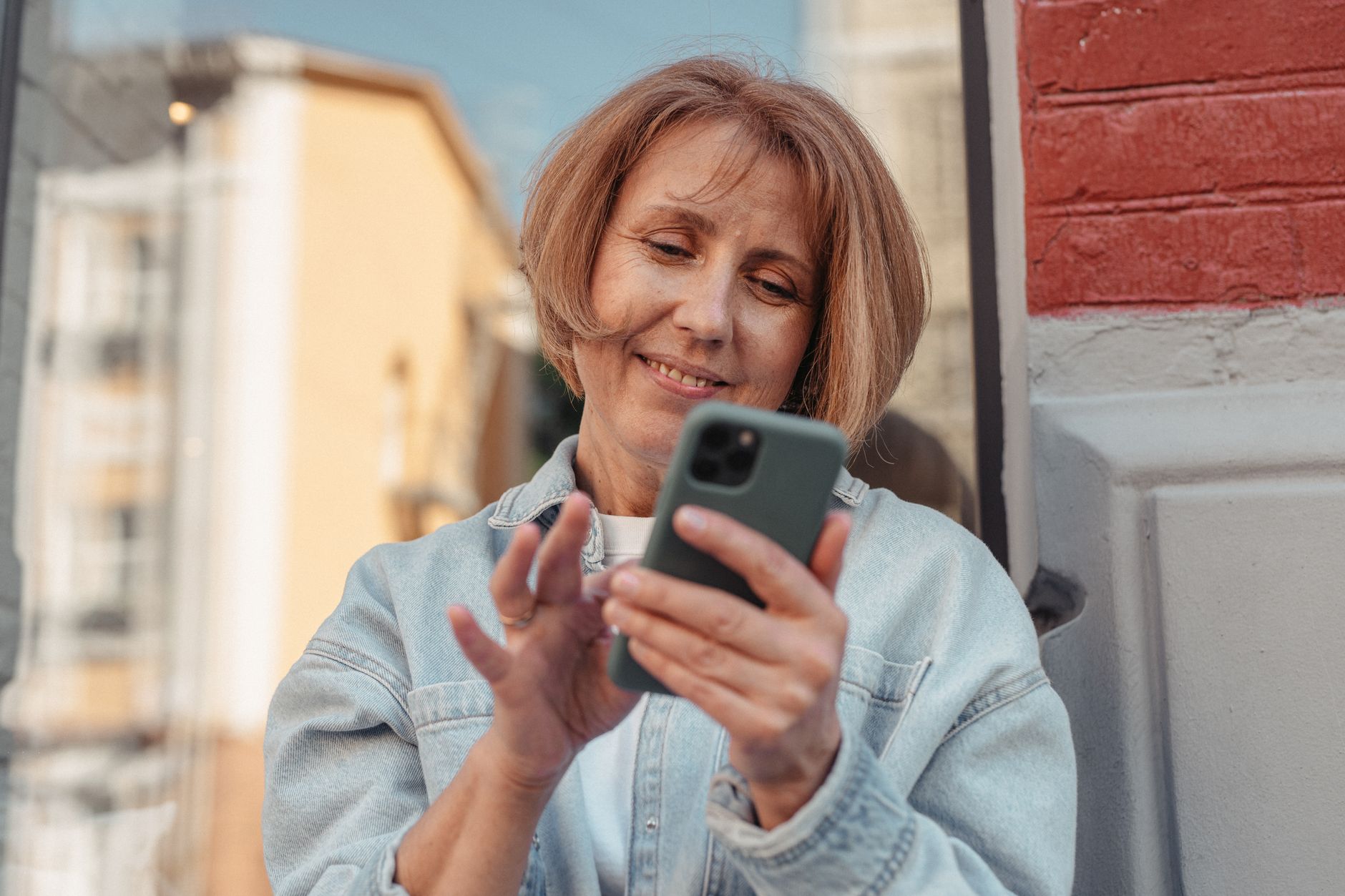 Où trouver son numéro d’allocataire — personne utilisant smartphone pour vérifier compte