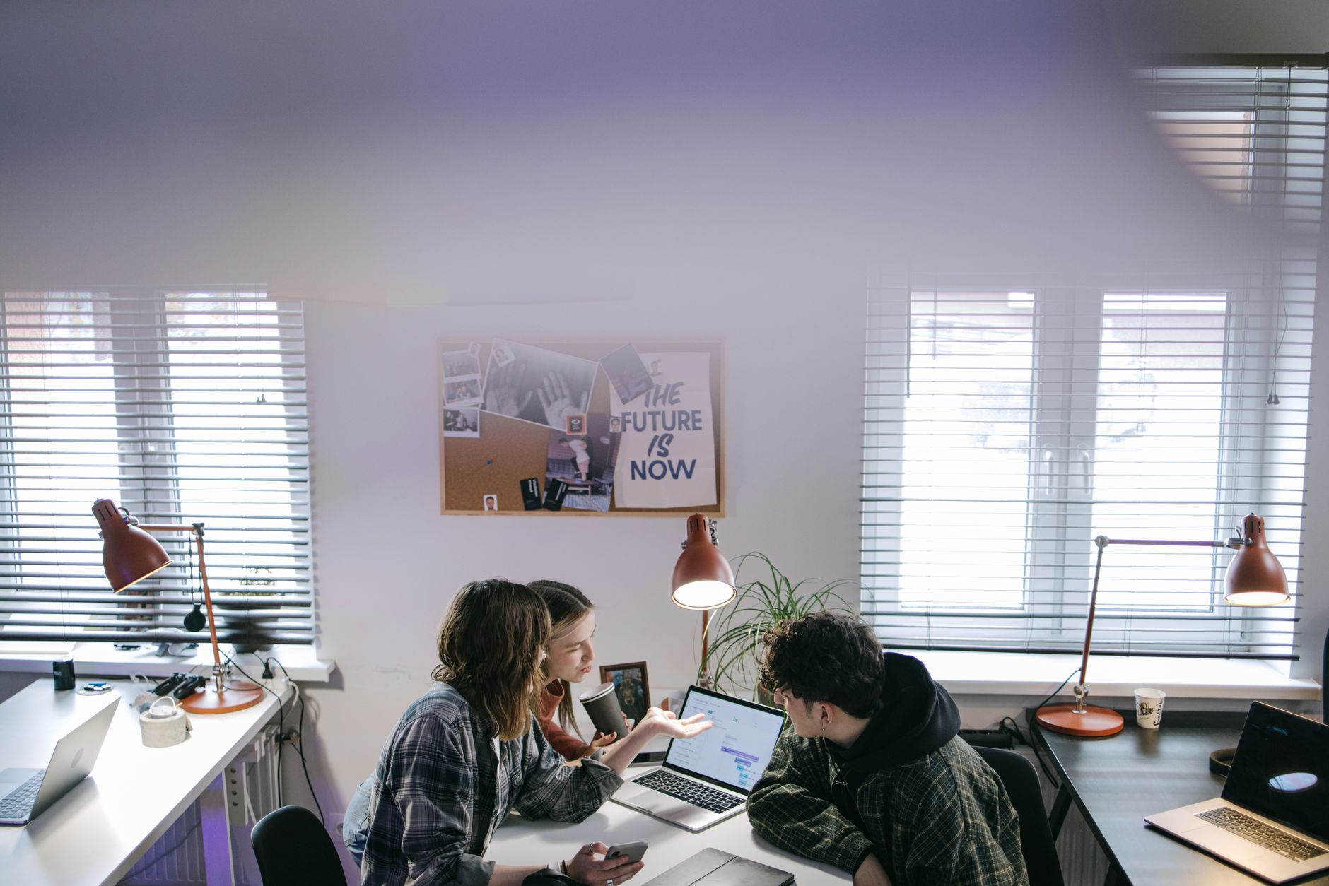 Quel est vraiment le meilleur métier à exercer aujourd’hui en France ? — personnes travaillant dans un bureau moderne