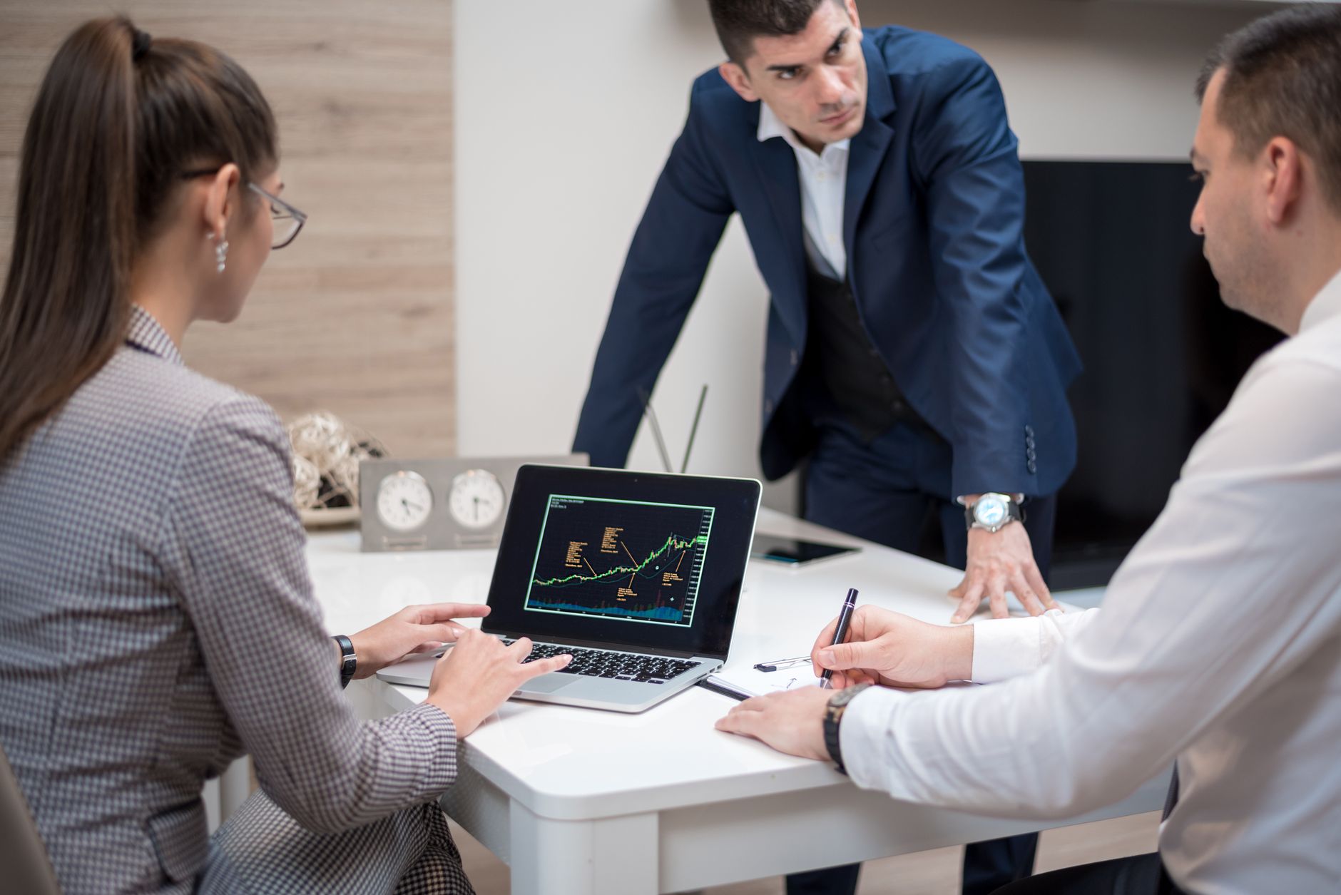 Quel est vraiment le métier le mieux payé du monde en 2026 et selon quel critère ? — professionnels discutant des tendances salariales