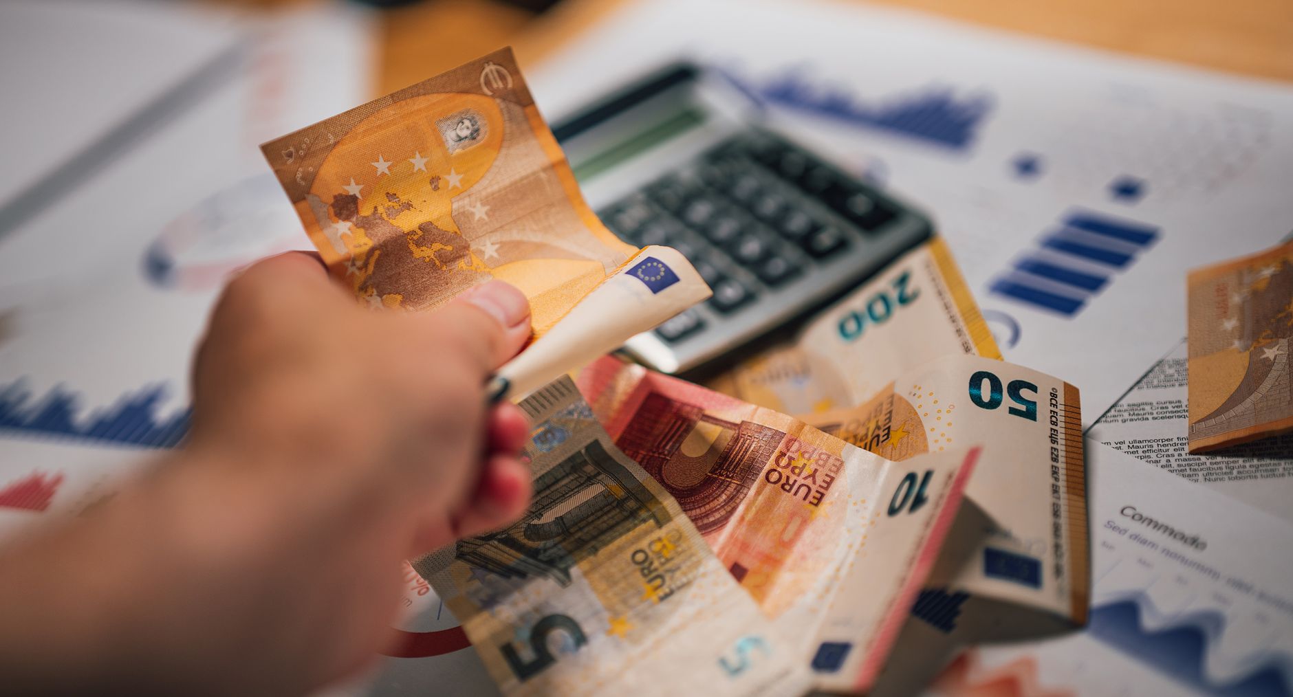 Plafond de revenus APL 2026 : comprendre la logique avant de chercher un chiffre — personne calculant les revenus d'aide au logement