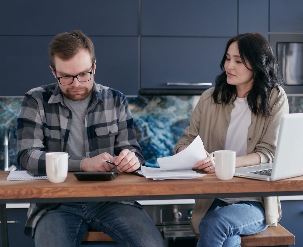 Quels revenus sont pris en — famille discutant des finances à la maison
