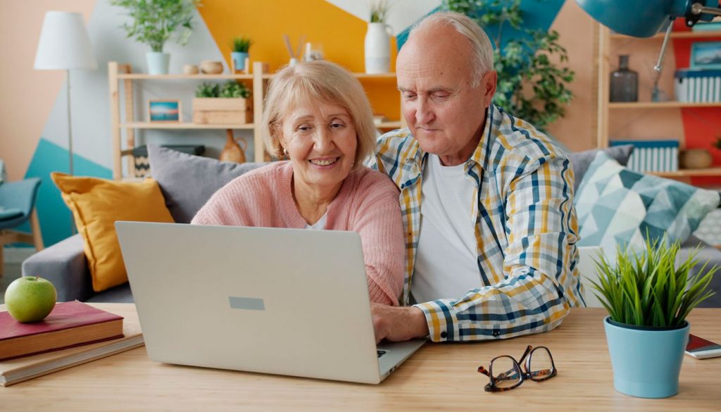 Travailler à la retraite combien — couple retraité travaillant à domicile