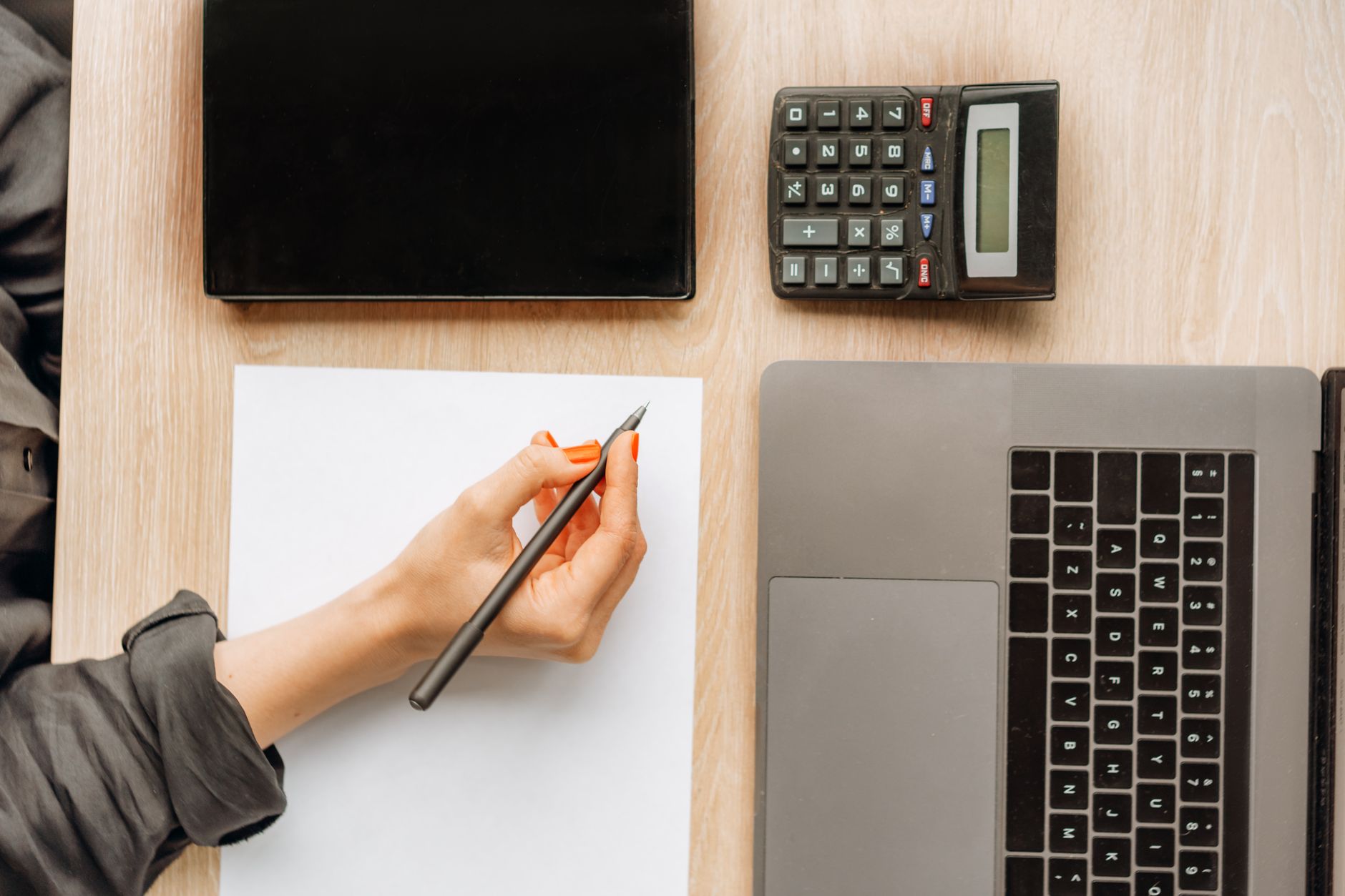 Calcul chômage pas à pas : comprendre la logique avant d’utiliser un simulateur officiel — personne calculant ses allocations chômage
