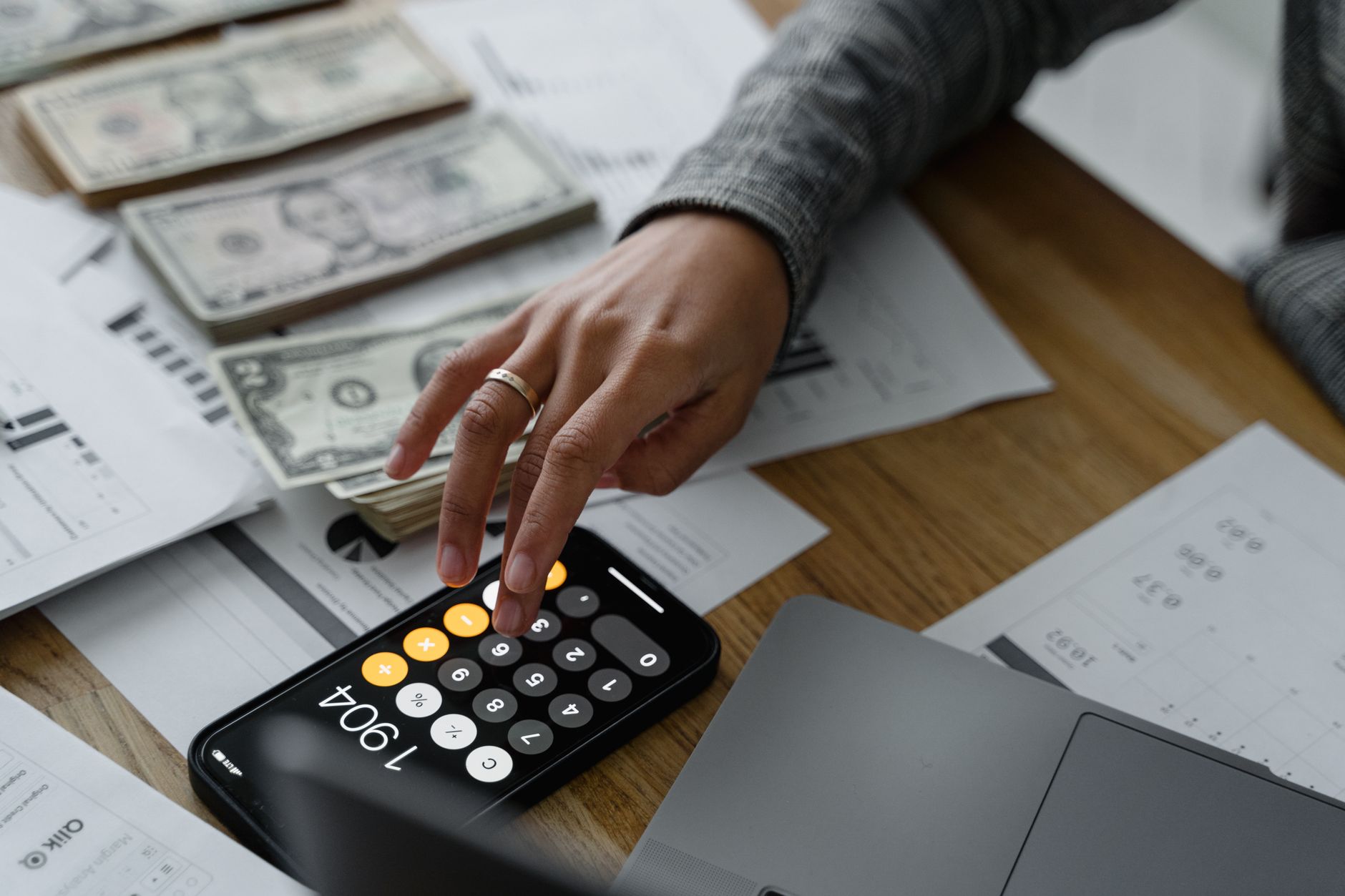 Calculer son chômage méthode pas — personne calculant ses allocations chômage