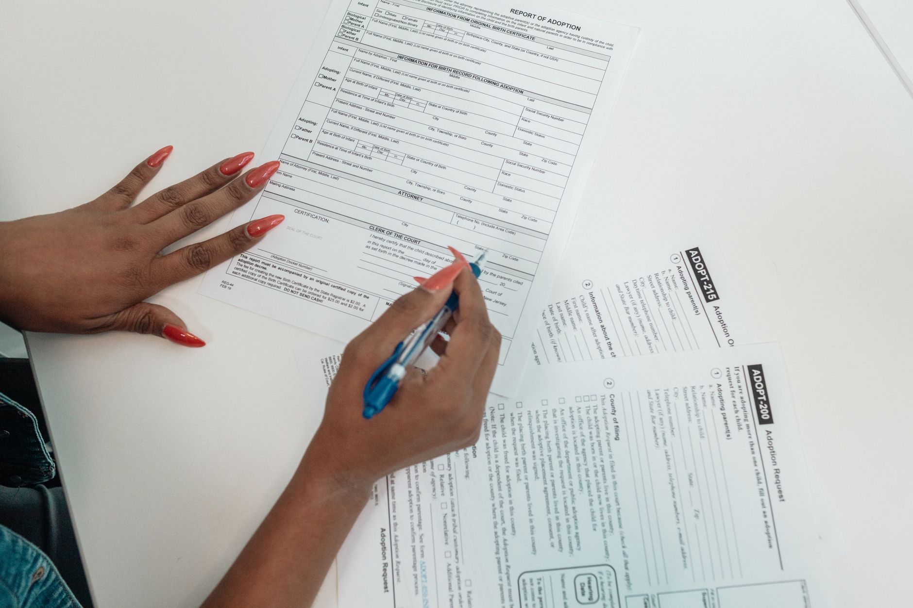 Prime d’activité CAF 2026 : à qui s’adresse vraiment cette aide financière et dans quels cas faire la demande — personne remplissant une demande d'aide financière