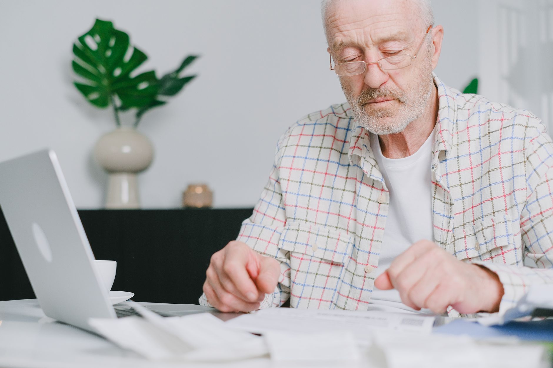 Quand la RAFP est-elle versée après le départ à la retraite ? — documents de retraite sur un bureau