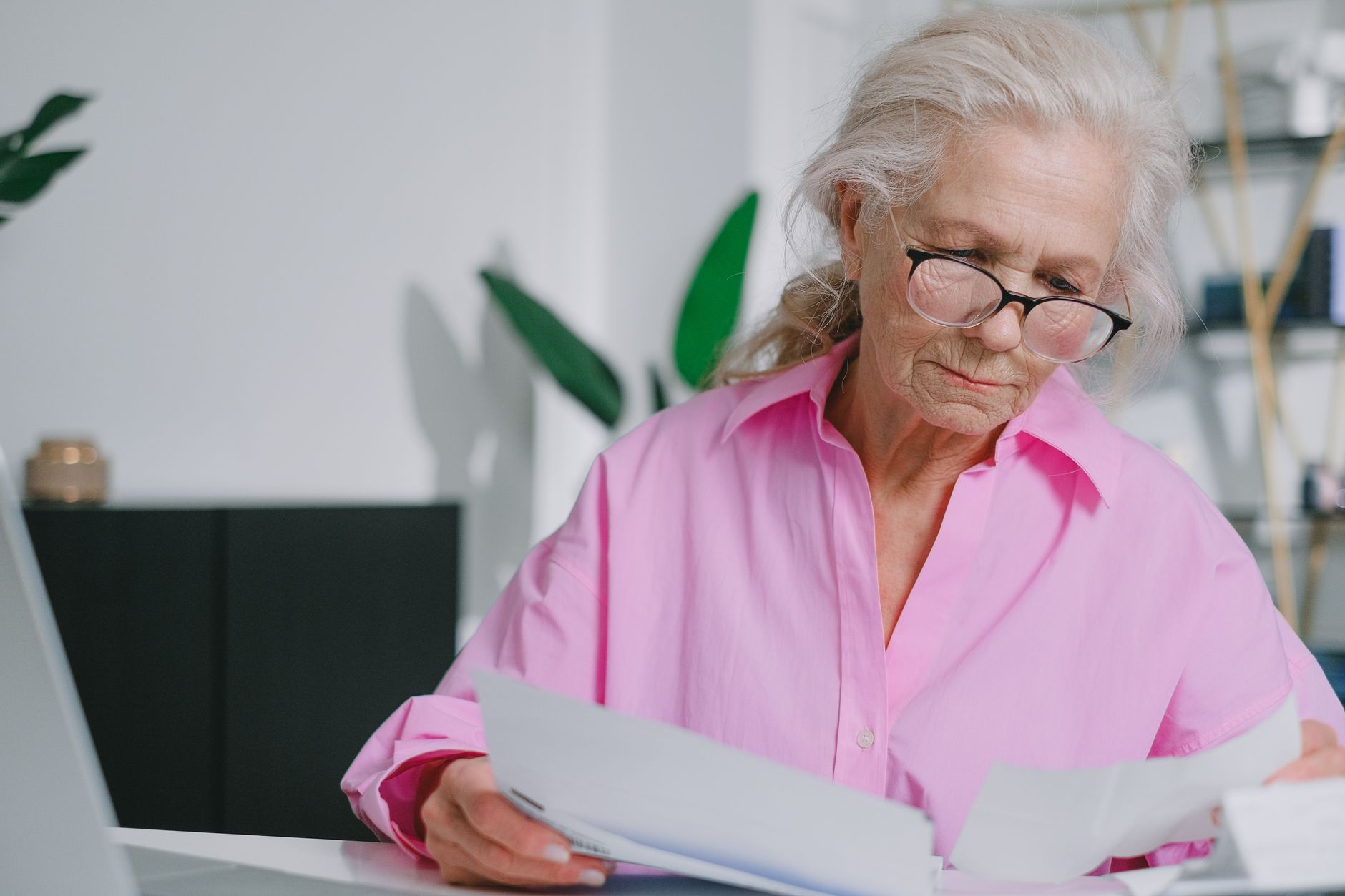 Quand toucher la retraite additionnelle — documents de retraite sur un bureau