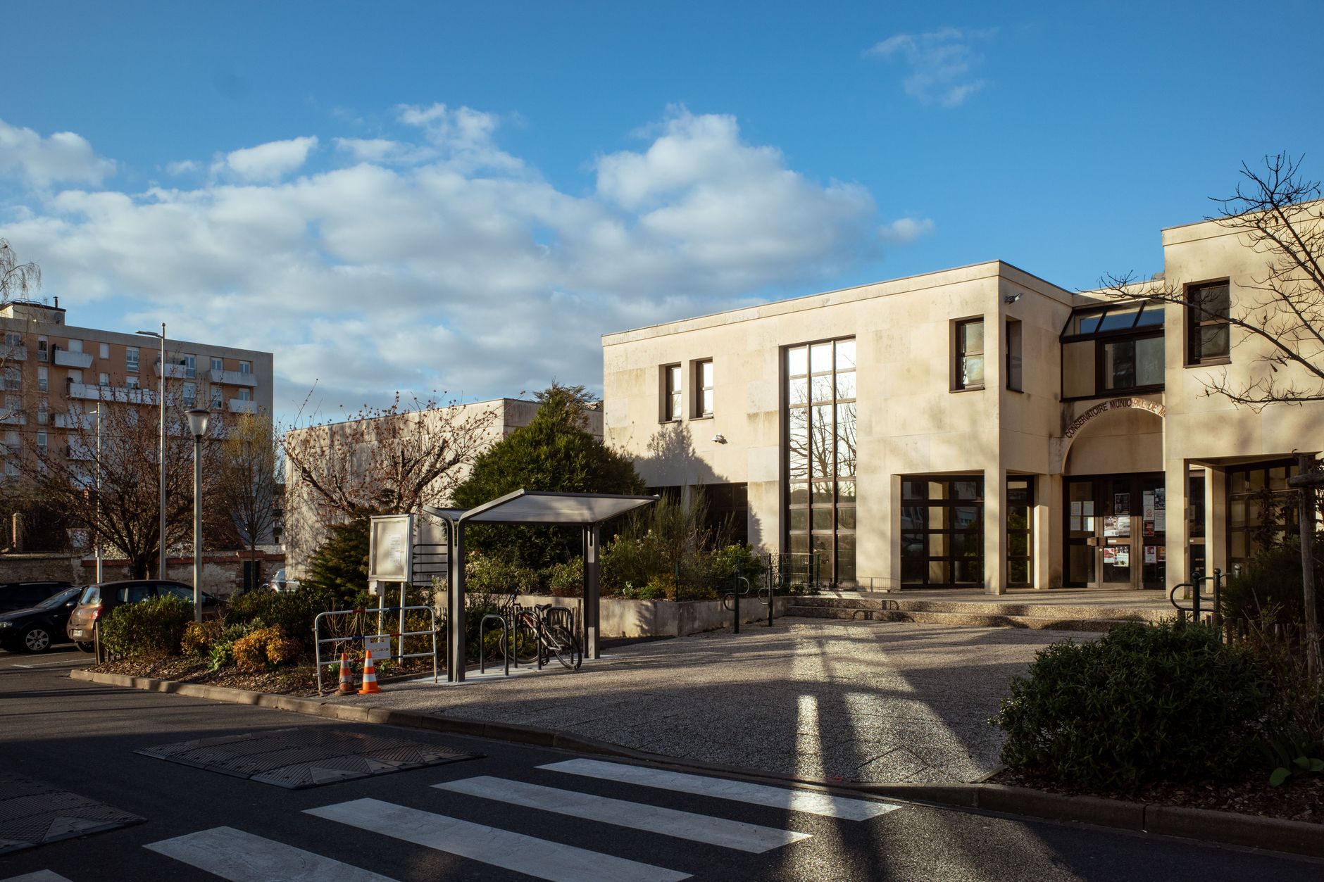 Quel organisme verse le RSA — bâtiment d'un bureau d'aide sociale