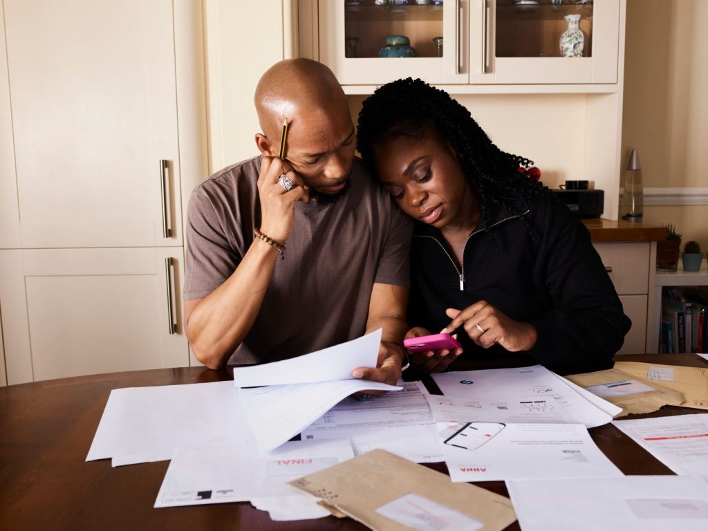 Rattachement fiscal d’un enfant majeur — famille discutant finances à la maison