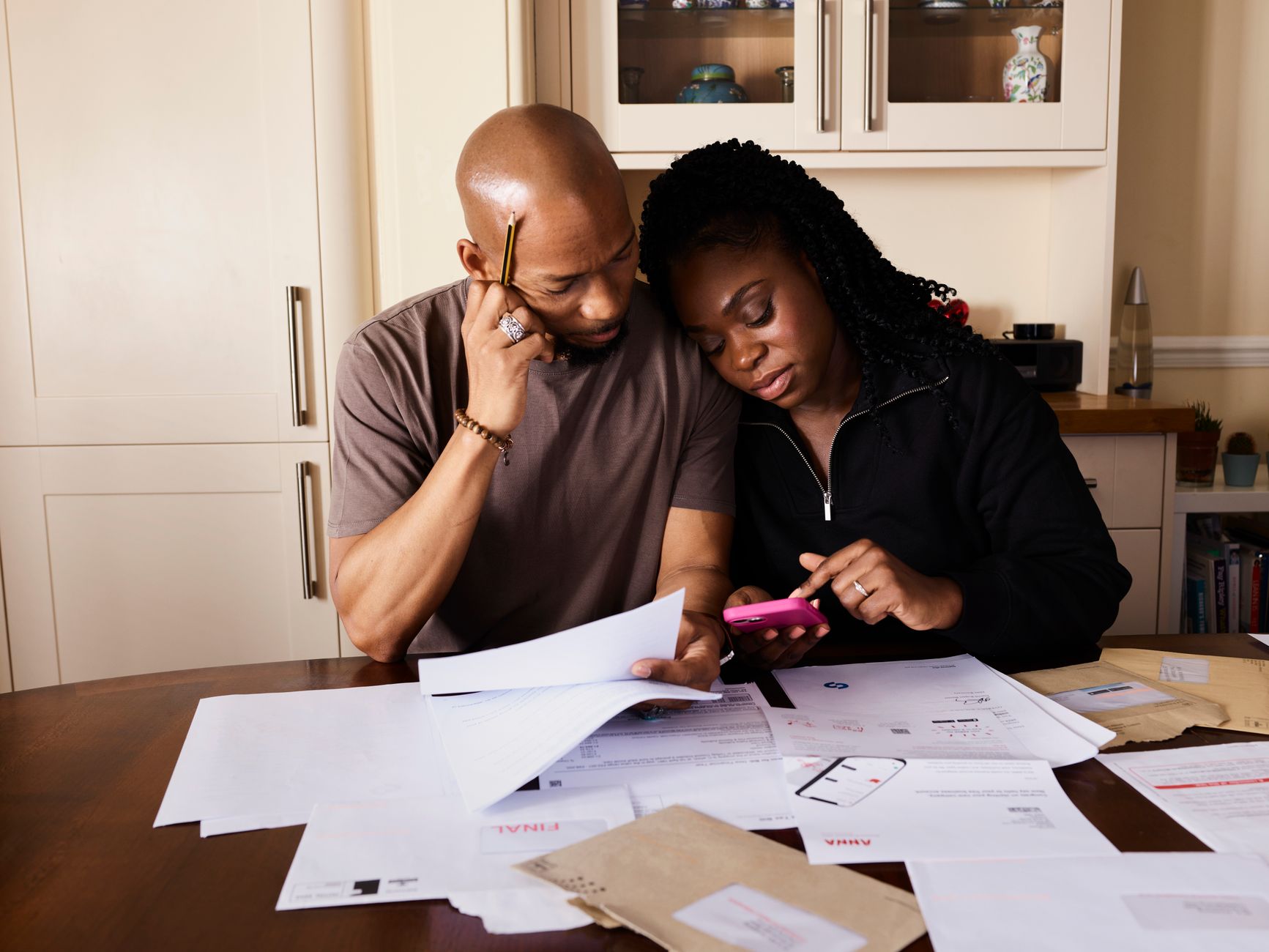 Rattachement fiscal d’un enfant majeur — famille discutant finances à la maison