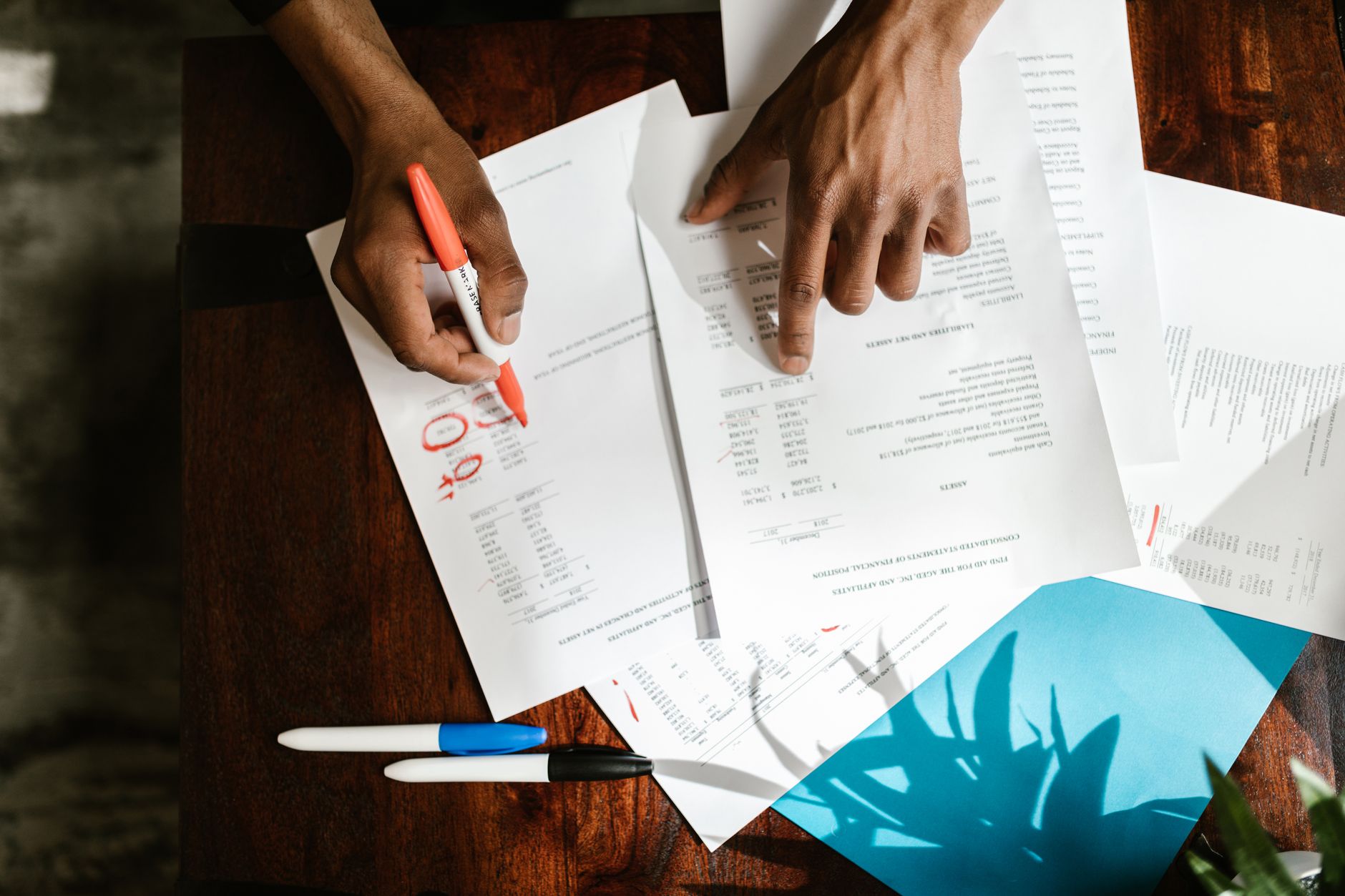 La CAF peut-elle remonter deux ans ou cinq ans en arrière ? — personne examinant des documents financiers