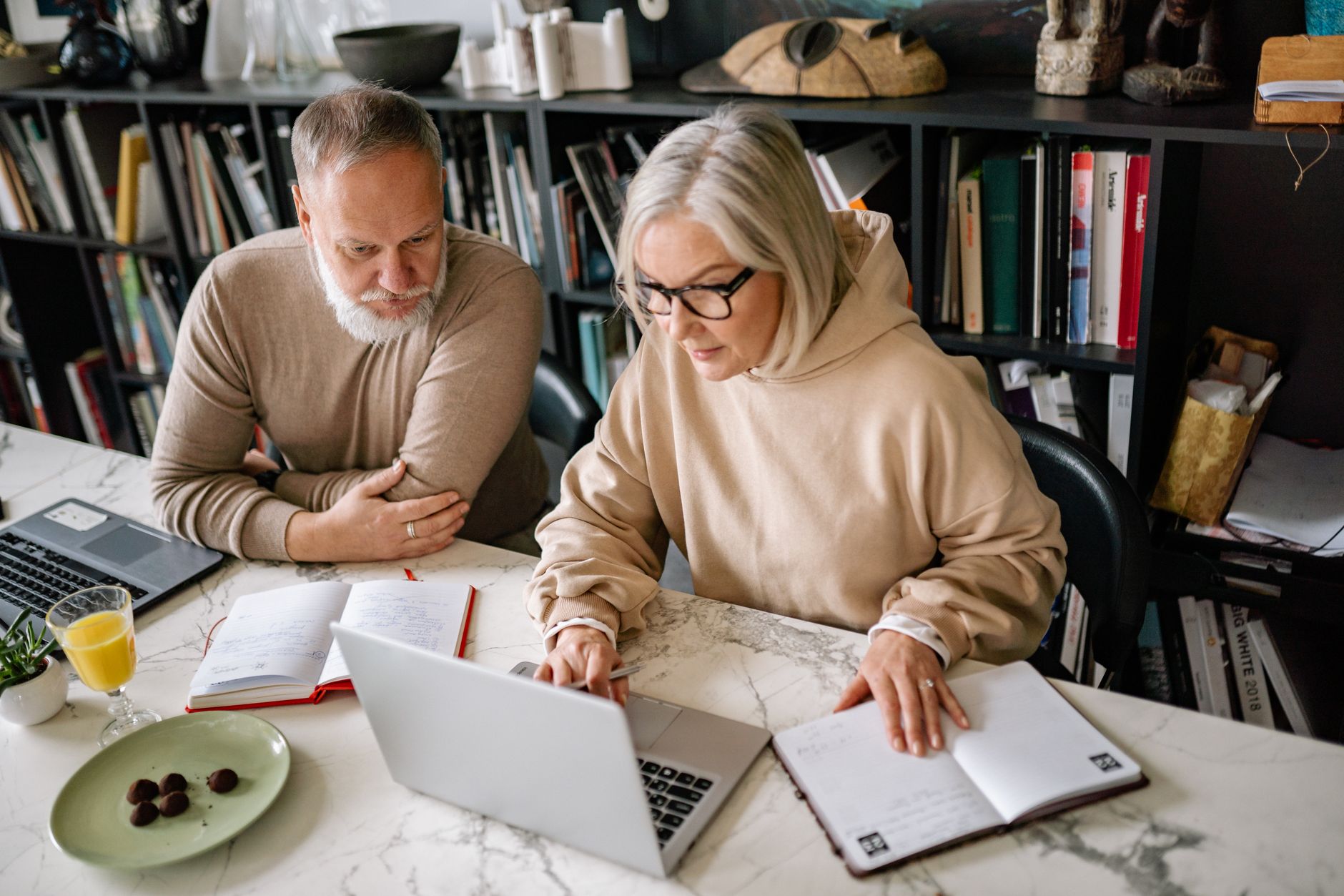 Travailler à la retraite et cumul intégral : combien peut-on réellement gagner sans plafond de revenus ? — couple retraité travaillant à domicile