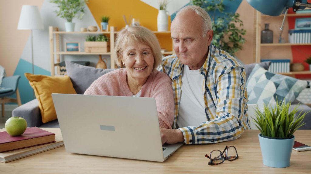 Travailler à la retraite combien — couple retraité travaillant à domicile