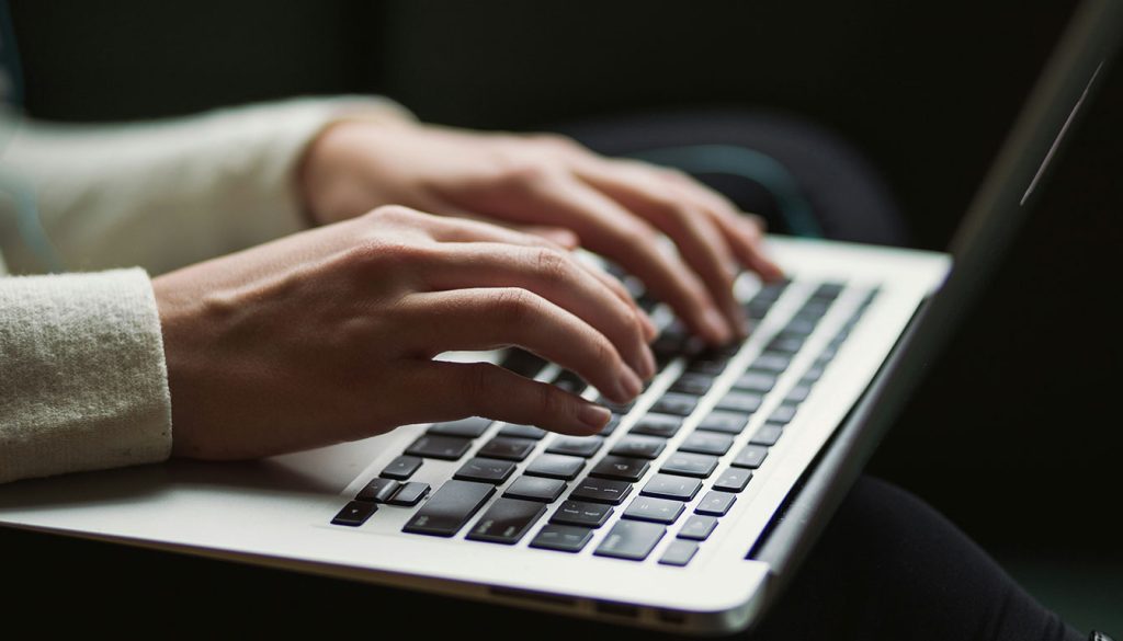 Envoyer un mail à la CAF : démarche, pièces jointes et délai de réponse