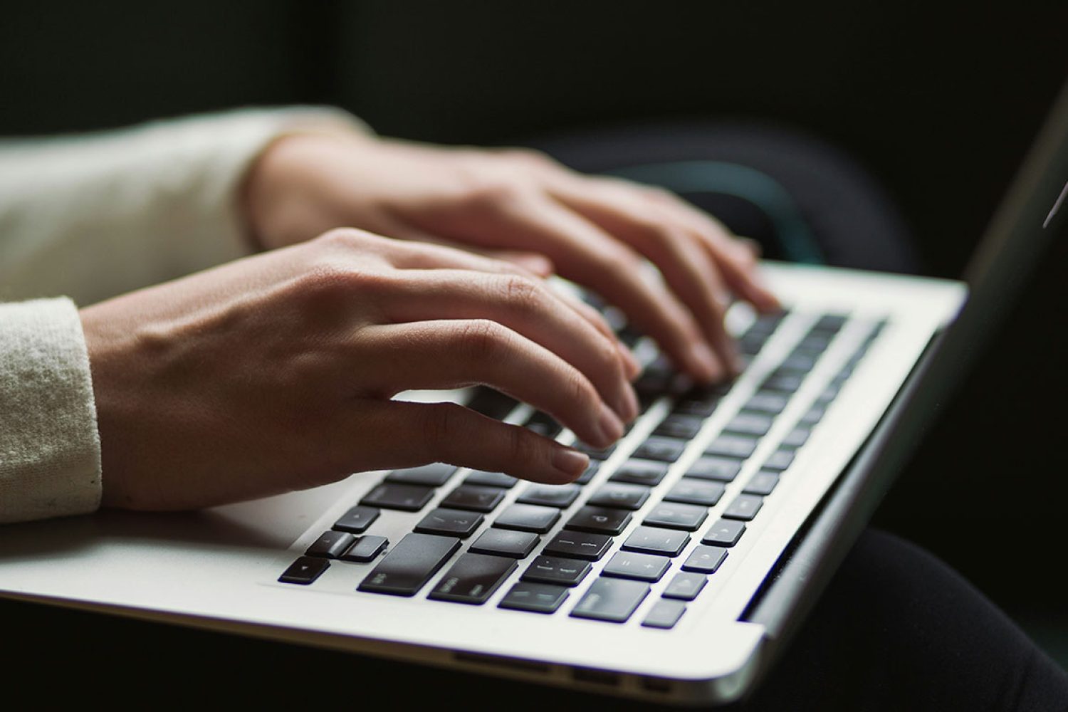 Envoyer un mail à la CAF : démarche, pièces jointes et délai de réponse