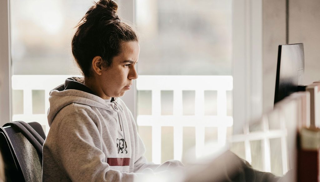 Quelles conditions pour toucher l’allocation — famille discutant des options de logement