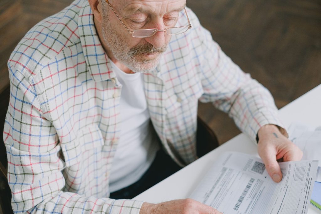 Combien gagne un enseignant à — enseignant retraité lisant documents de pension