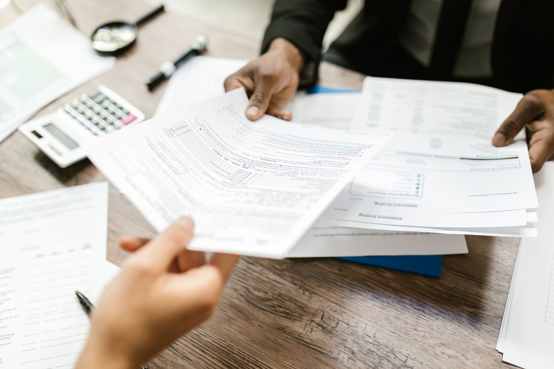 Déclaration de décès aux impôts : faut-il prévenir le centre des finances publiques ? — personne remplissant des formulaires fiscaux