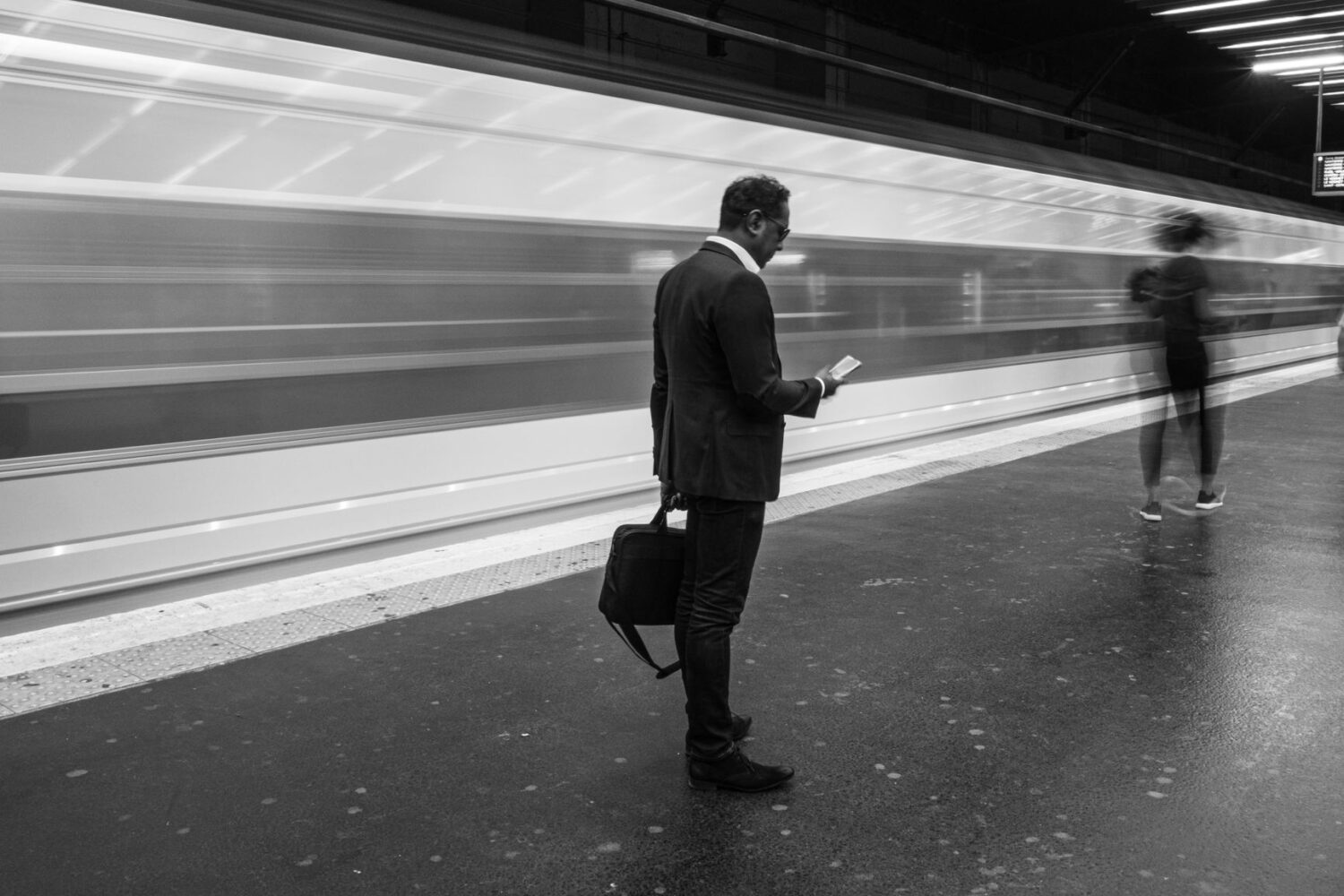 Employeur qui tarde à envoyer l’attestation de salaire : que faire ?