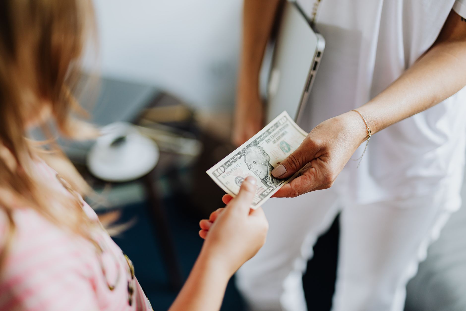 En bref : quel âge limite pour la pension alimentaire ? — parent versant pension alimentaire à un enfant