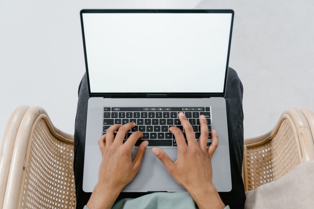 Prendre rendez-vous avec la CAF — personne utilisant un ordinateur pour un rendez-vous