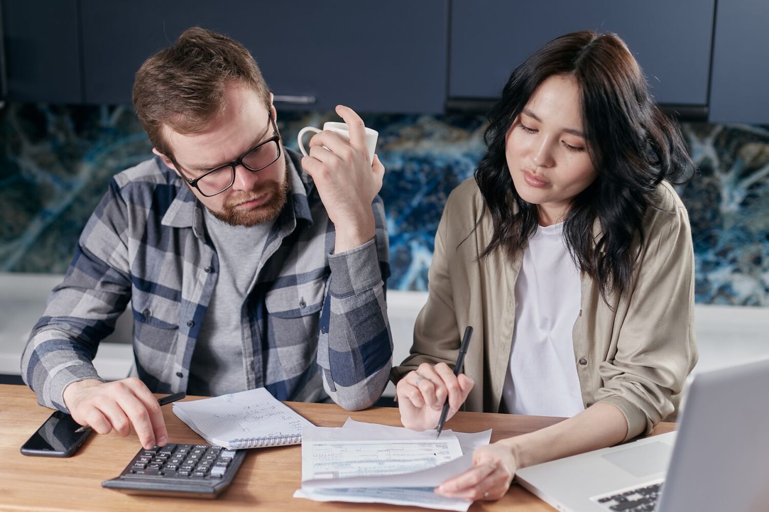 Puis-je toucher le RSA si mon conjoint travaille ? Plafonds et calcul