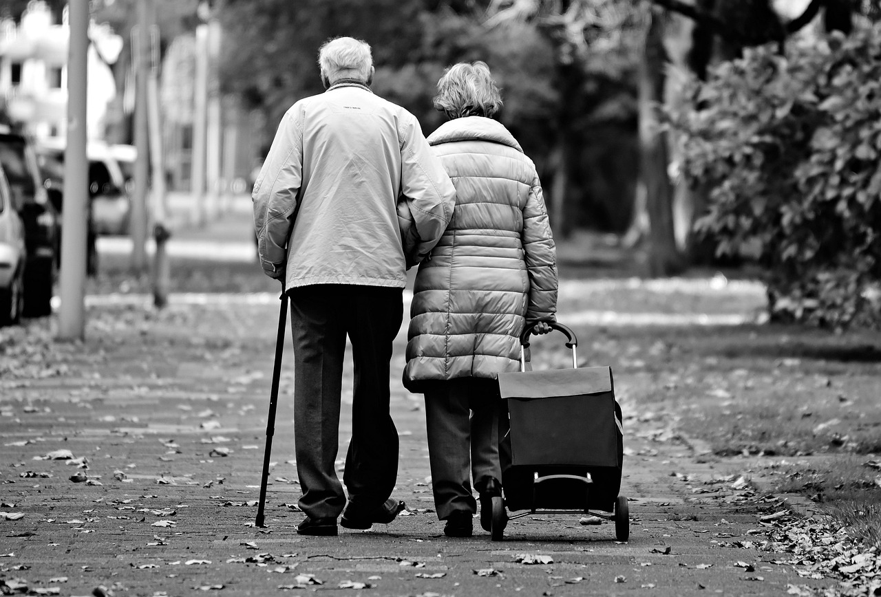 Qui peut toucher la retraite d’une personne décédée ? — couple âgé discutant finances